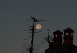 La Lune posée sur une antenne...