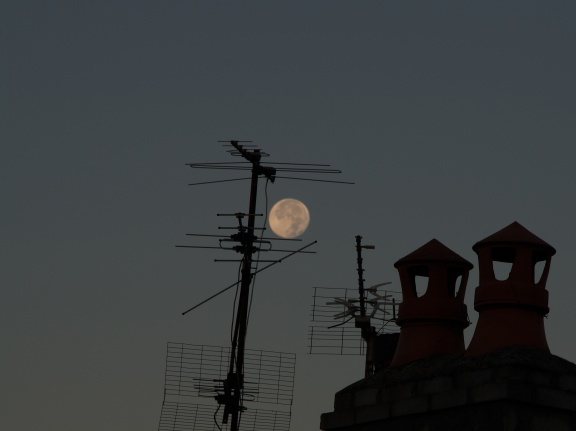 La Lune posée sur une antenne...